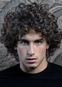 الشعر المجعد للرجال